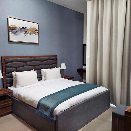 Luxe Grand Hotel Apartments Sharjah Eksteriør billede A bedroom in a hotel