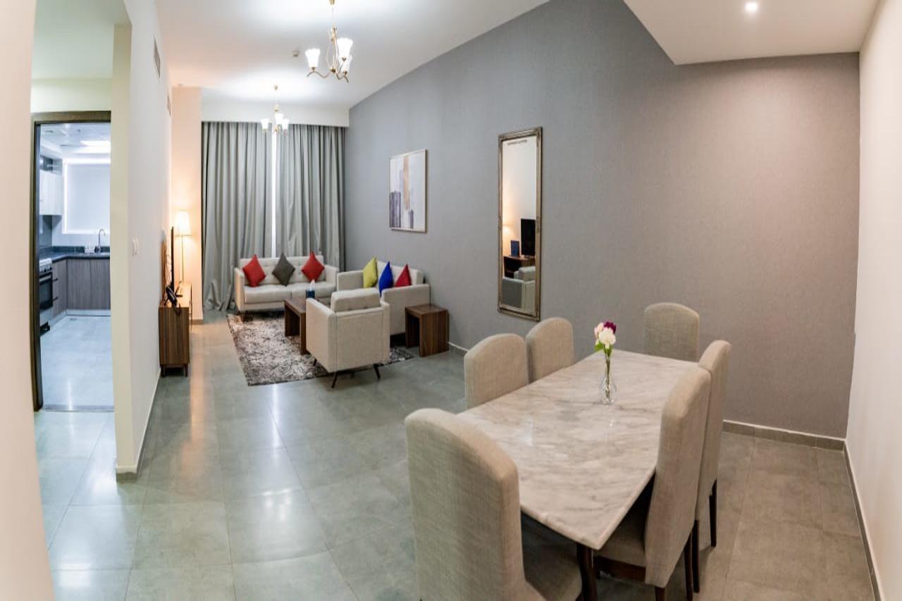 Luxe Grand Hotel Apartments Sharjah Eksteriør billede A living room in a typical apartment