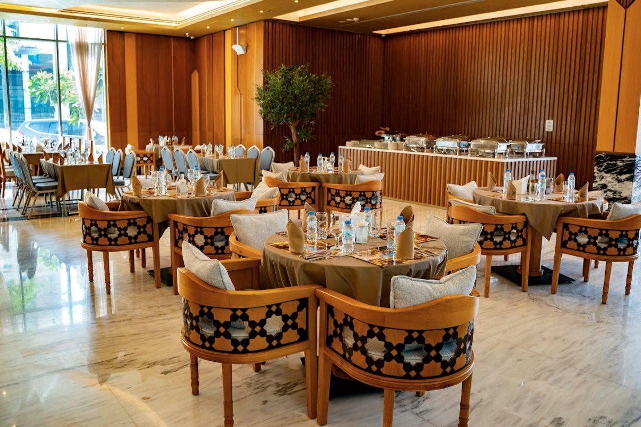 Luxe Grand Hotel Apartments Sharjah Eksteriør billede The restaurant at the hotel