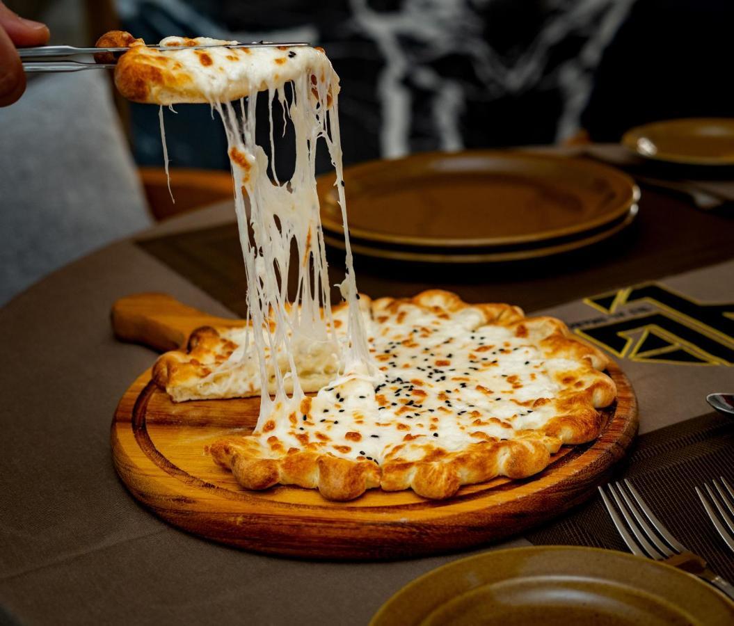 Luxe Grand Hotel Apartments Sharjah Eksteriør billede A cheese pizza