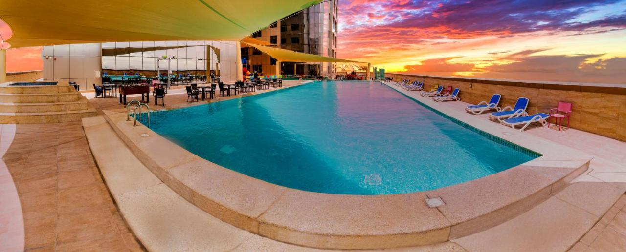 Luxe Grand Hotel Apartments Sharjah Eksteriør billede The pool at the hotel
