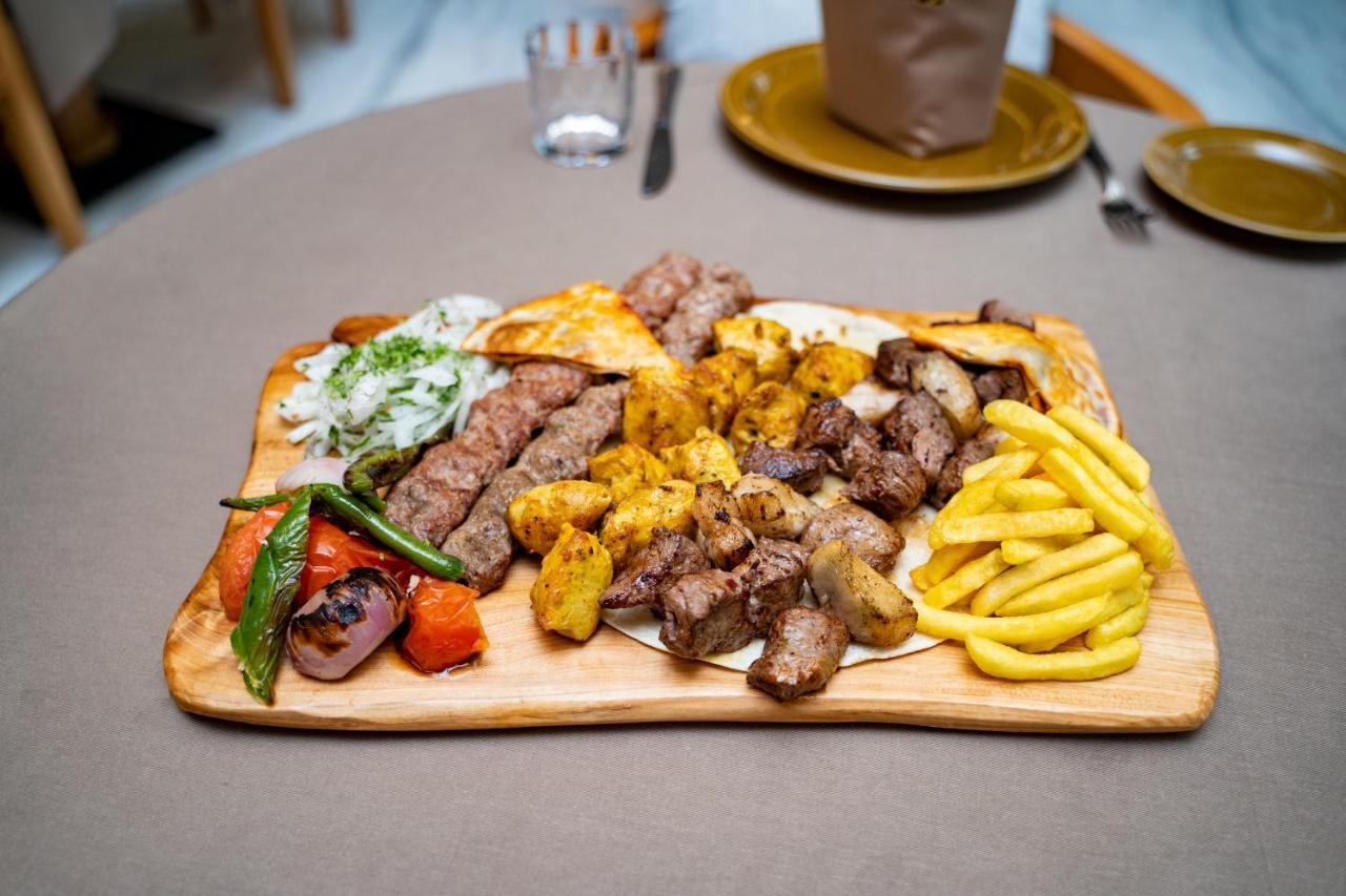 Luxe Grand Hotel Apartments Sharjah Eksteriør billede Mixed grill