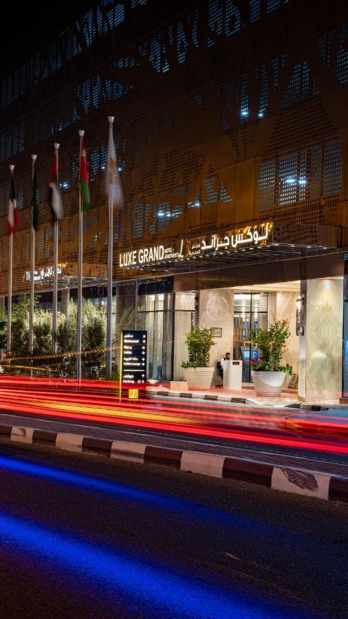Luxe Grand Hotel Apartments Sharjah Eksteriør billede The hotel's entrance