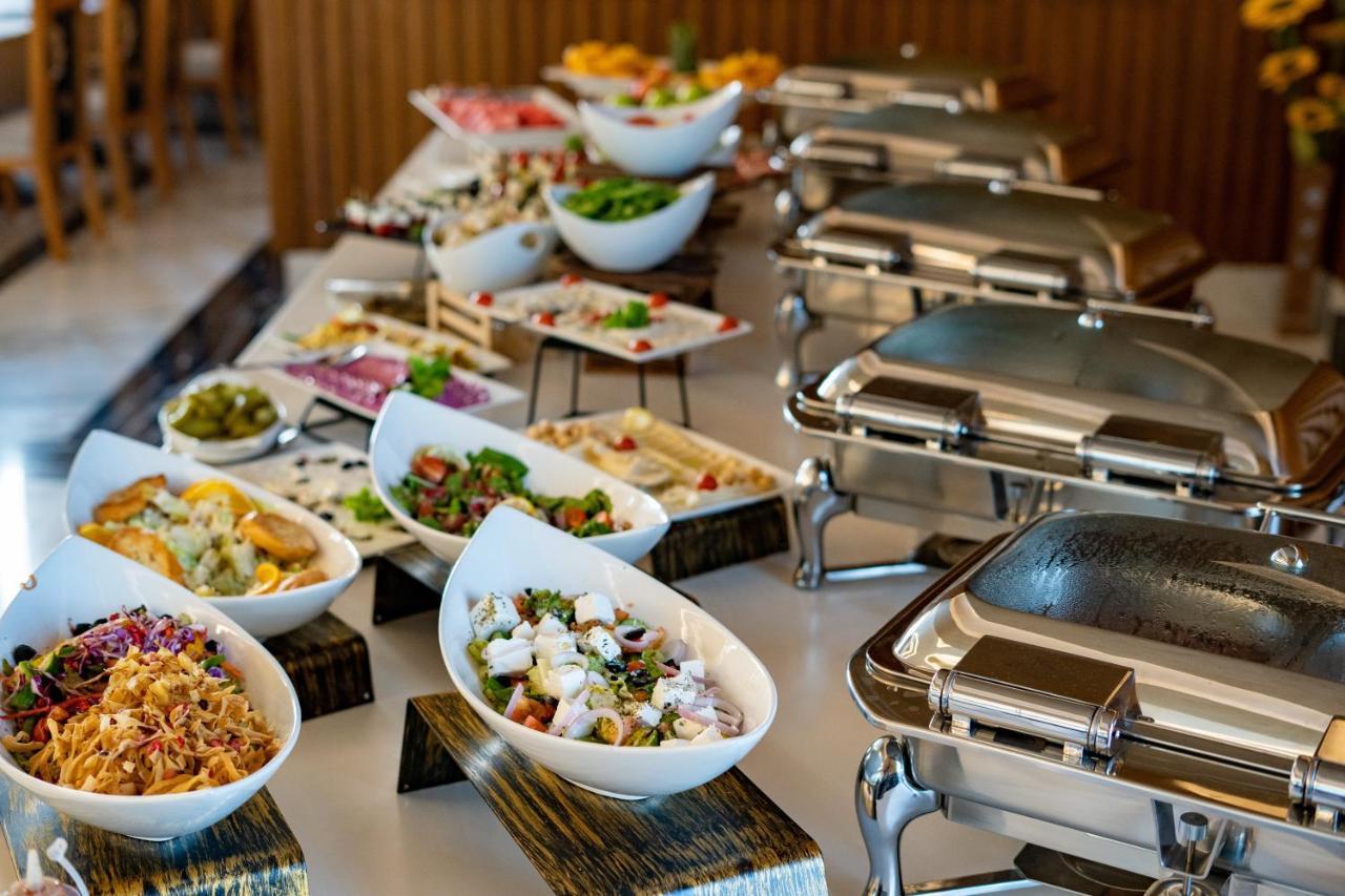 Luxe Grand Hotel Apartments Sharjah Eksteriør billede A buffet at a hotel