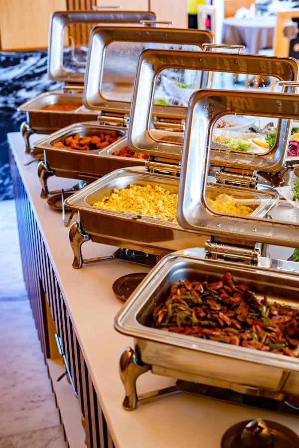 Luxe Grand Hotel Apartments Sharjah Eksteriør billede A chafing dish buffet