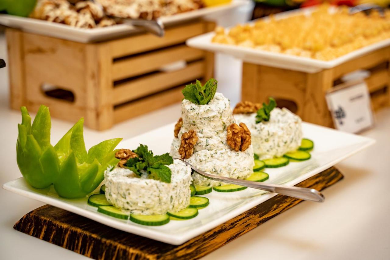 Luxe Grand Hotel Apartments Sharjah Eksteriør billede Blue cheese with walnuts