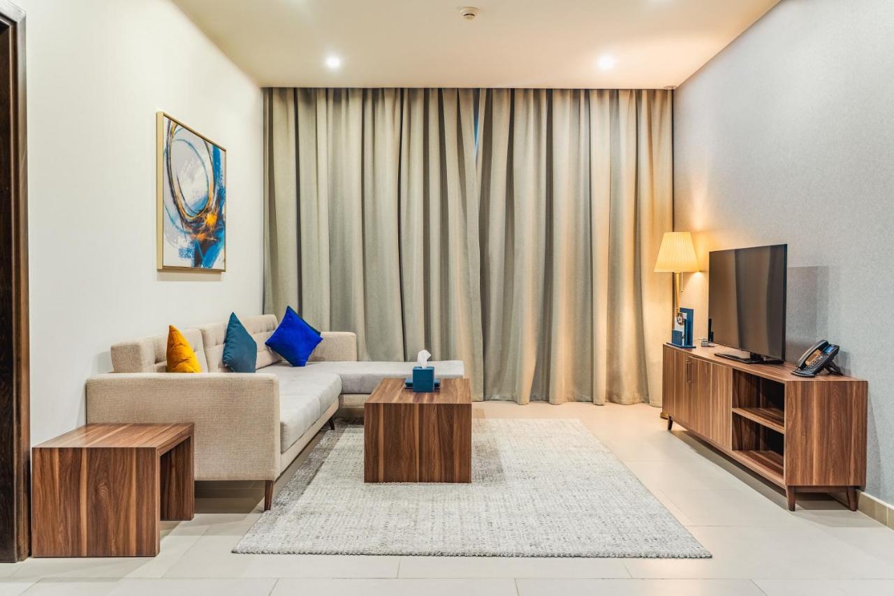 Luxe Grand Hotel Apartments Sharjah Eksteriør billede A living room in a serviced apartment in Dubai, United Arab Emirates