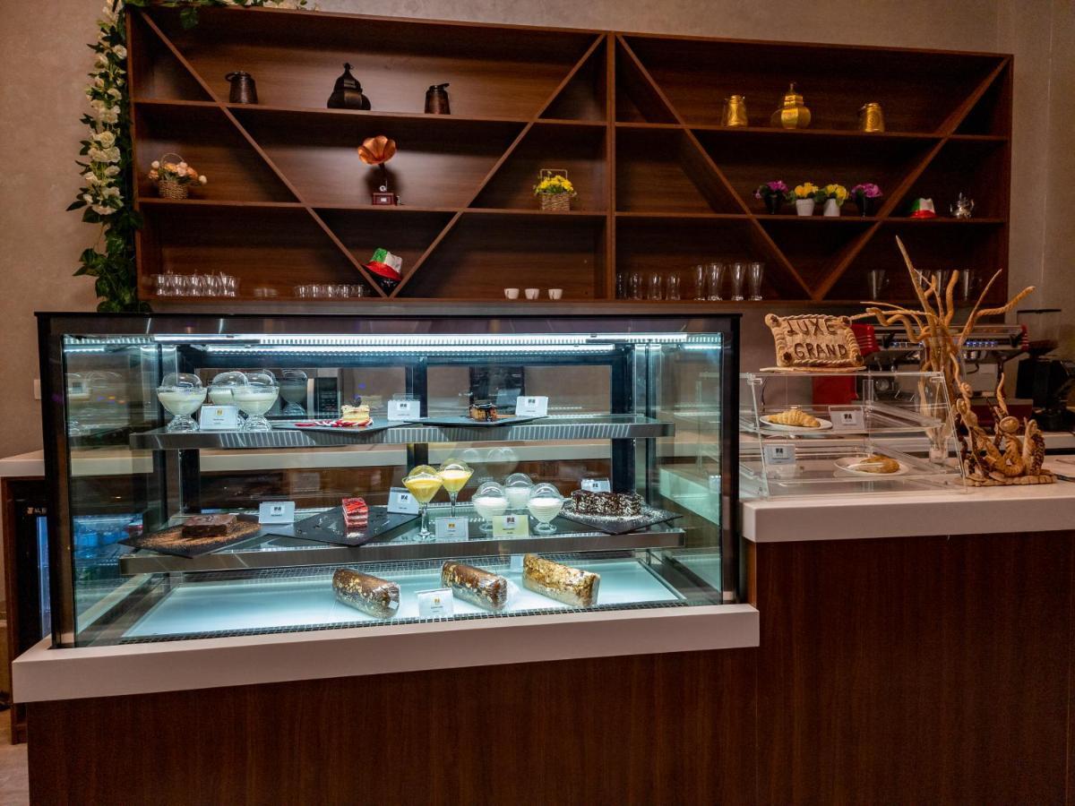Luxe Grand Hotel Apartments Sharjah Eksteriør billede A pastry display case