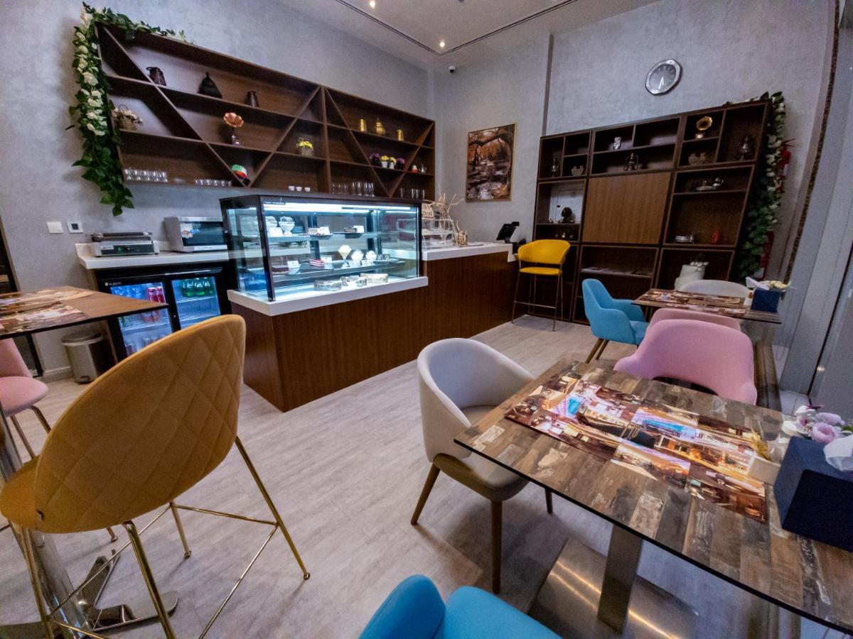 Luxe Grand Hotel Apartments Sharjah Eksteriør billede A cafe in the United Arab Emirates