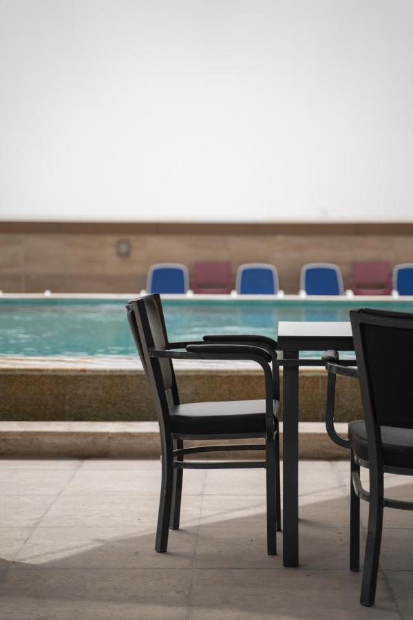 Luxe Grand Hotel Apartments Sharjah Eksteriør billede The pool at the hotel