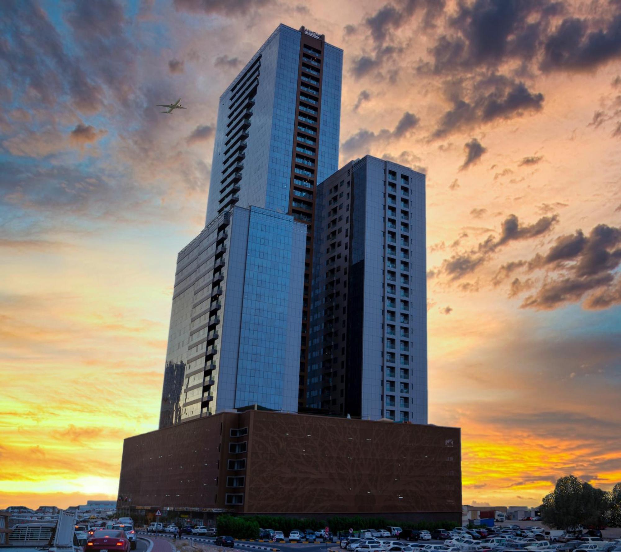Luxe Grand Hotel Apartments Sharjah Eksteriør billede The building at sunset