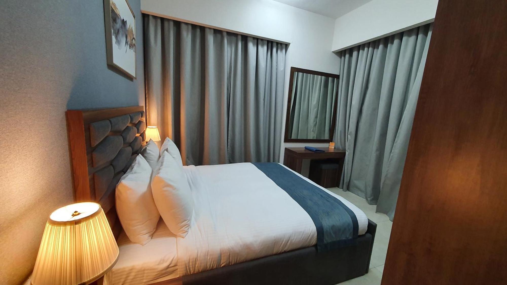 Luxe Grand Hotel Apartments Sharjah Eksteriør billede A bedroom in a hotel