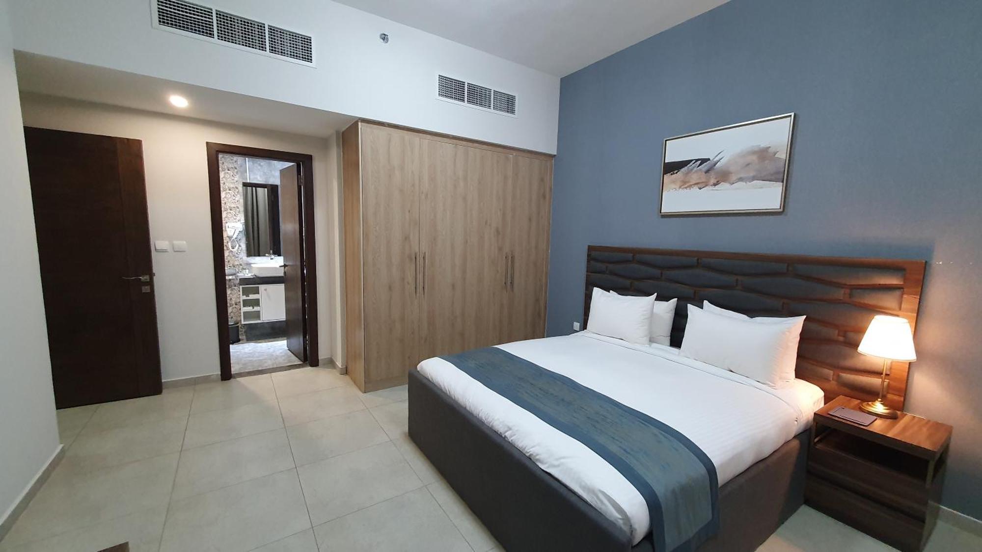 Luxe Grand Hotel Apartments Sharjah Eksteriør billede A bedroom in a hotel