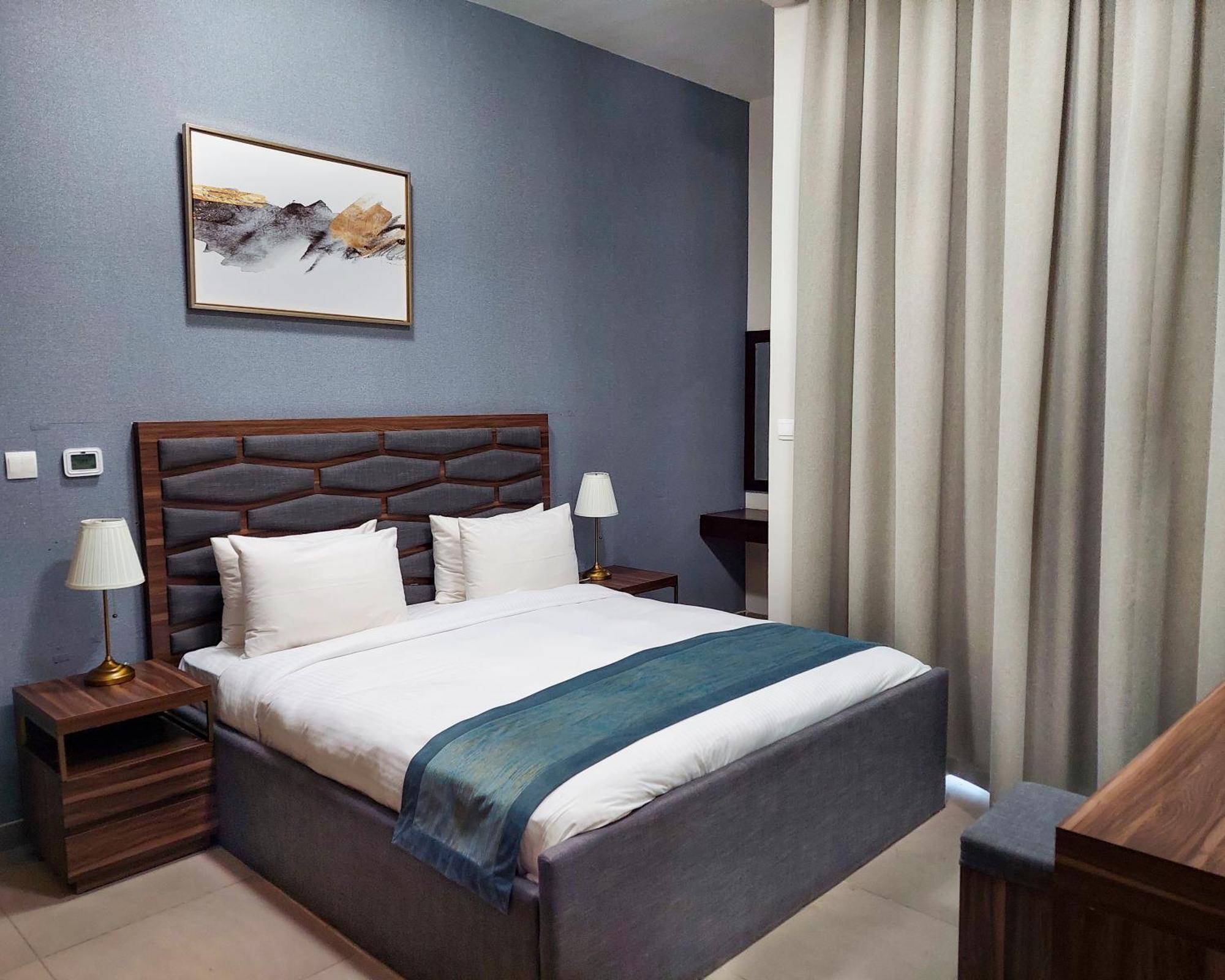 Luxe Grand Hotel Apartments Sharjah Eksteriør billede A bedroom in a hotel