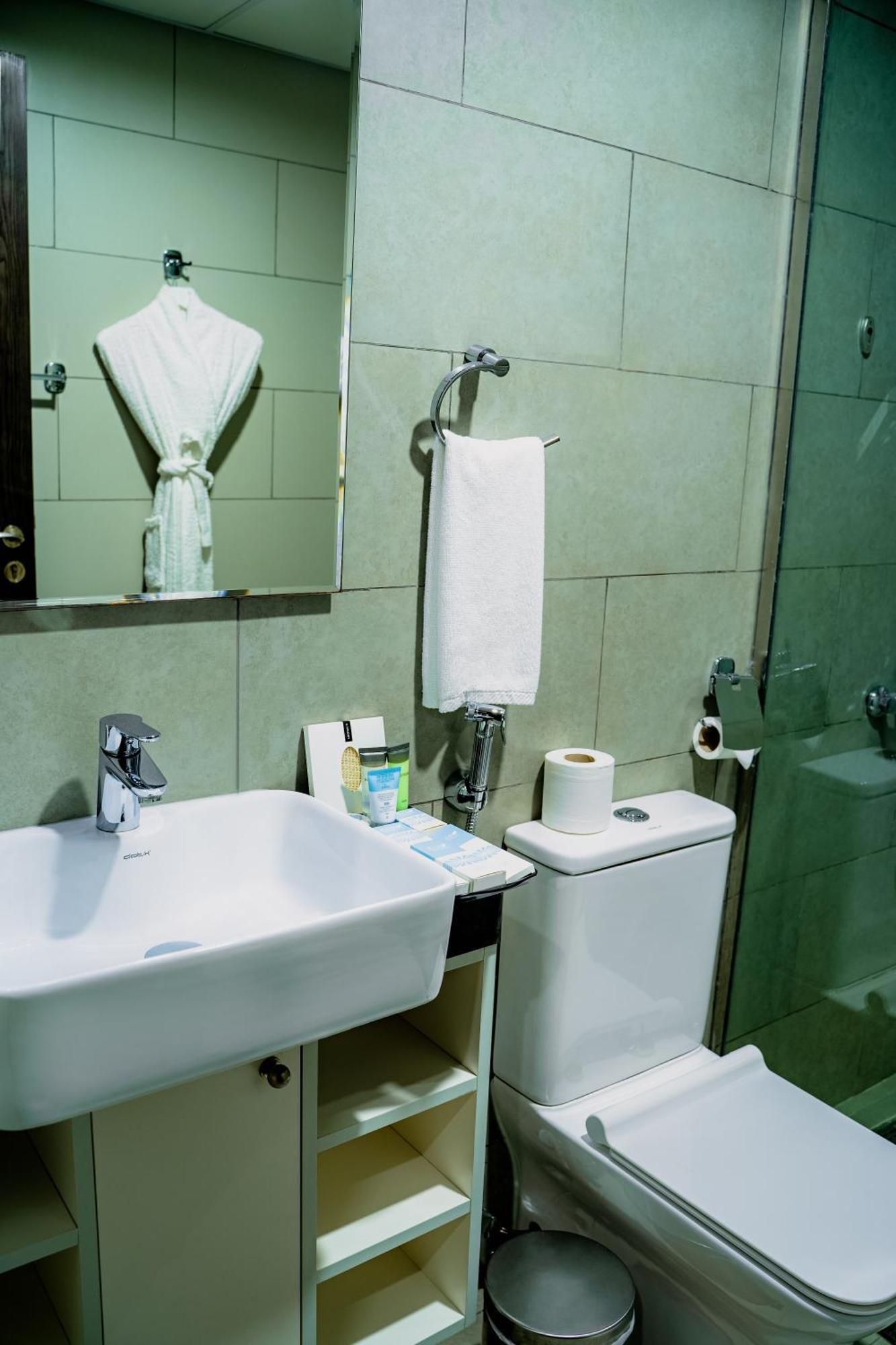 Luxe Grand Hotel Apartments Sharjah Værelse billede Bathroom