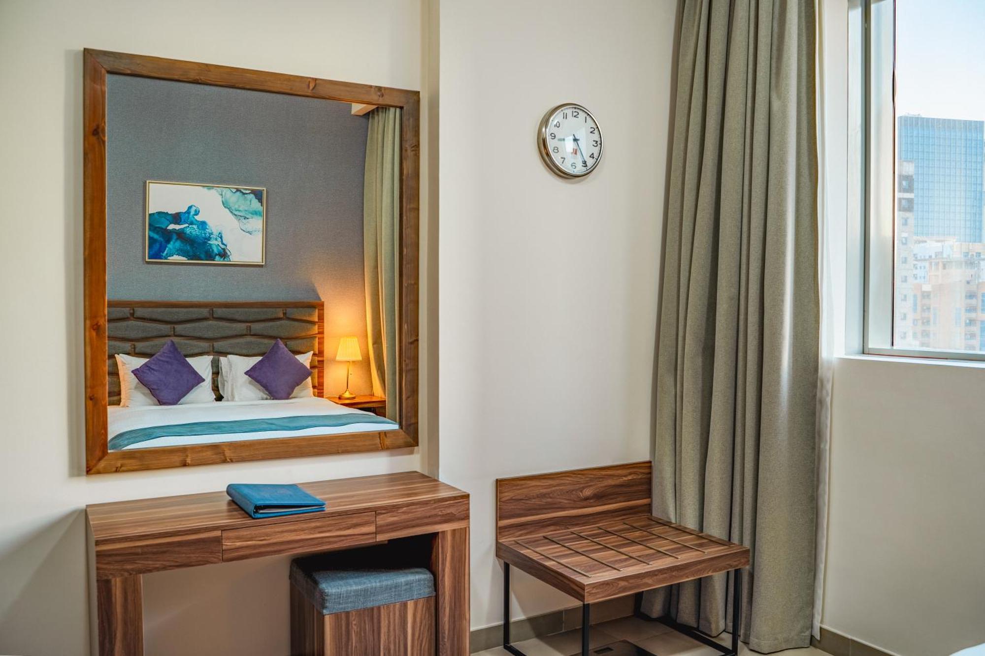 Luxe Grand Hotel Apartments Sharjah Værelse billede A bedroom at the hotel